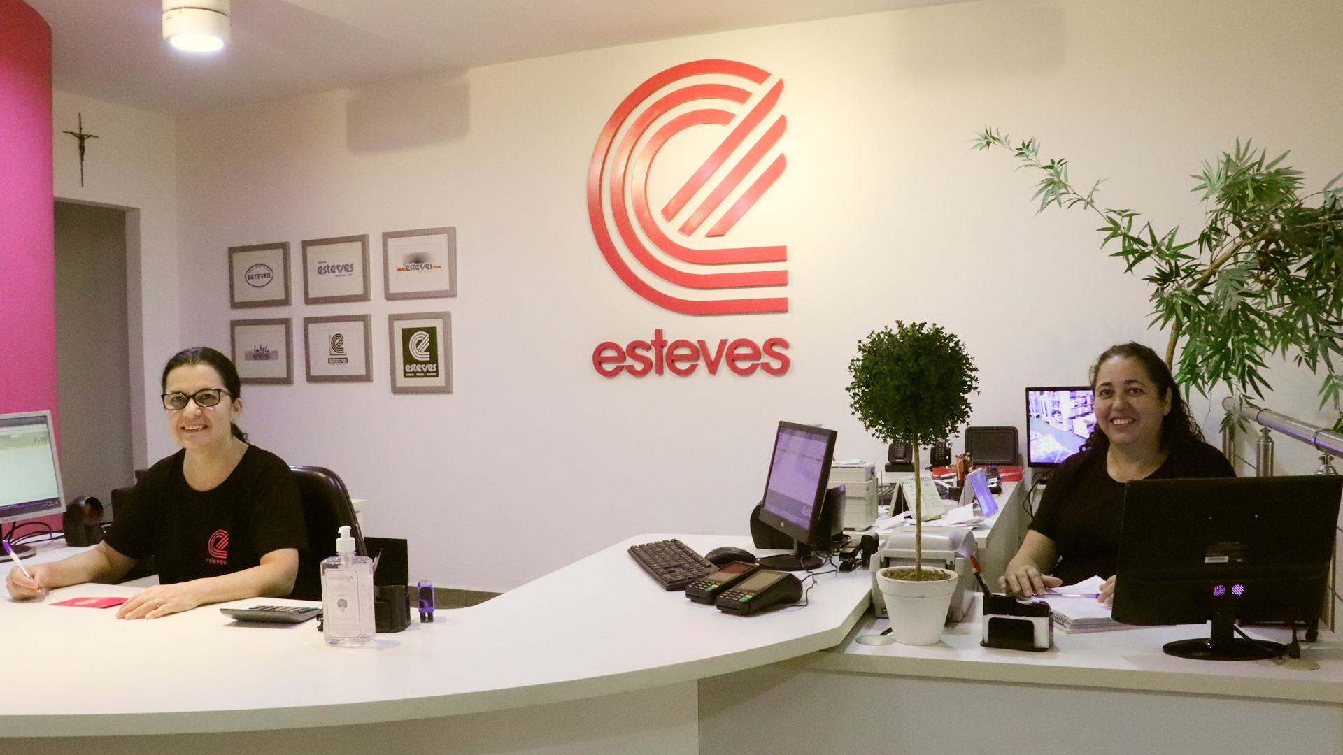 Nira e Marcia no crediário da loja